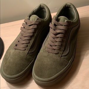 LIKE NEW OLD SKOOL VANS